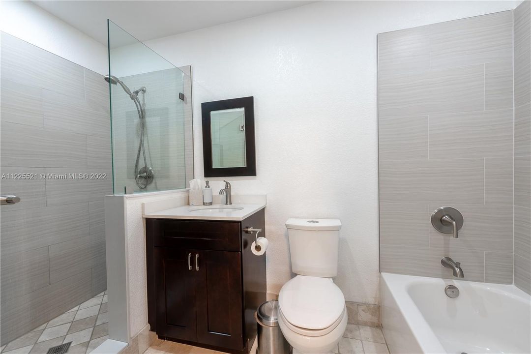 Vendido Recientemente: $330,000 (3 camas, 2 baños, 1861 Pies cuadrados)