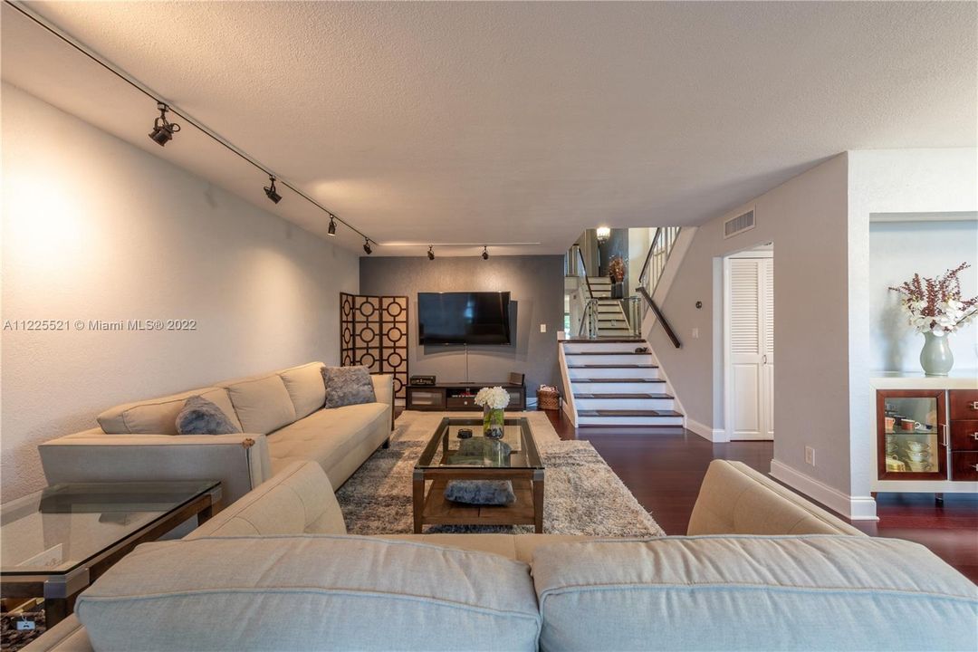 Vendido Recientemente: $330,000 (3 camas, 2 baños, 1861 Pies cuadrados)