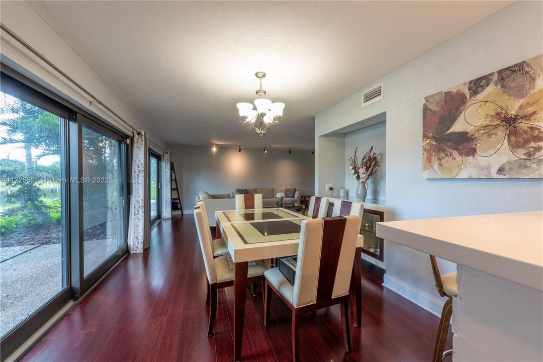 Vendido Recientemente: $330,000 (3 camas, 2 baños, 1861 Pies cuadrados)
