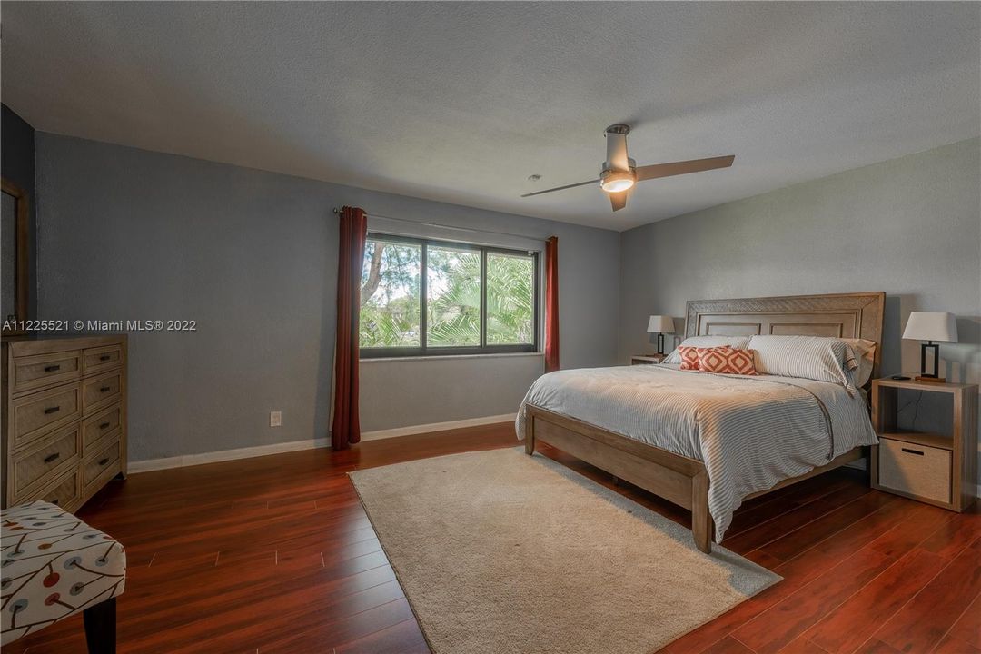 Vendido Recientemente: $330,000 (3 camas, 2 baños, 1861 Pies cuadrados)