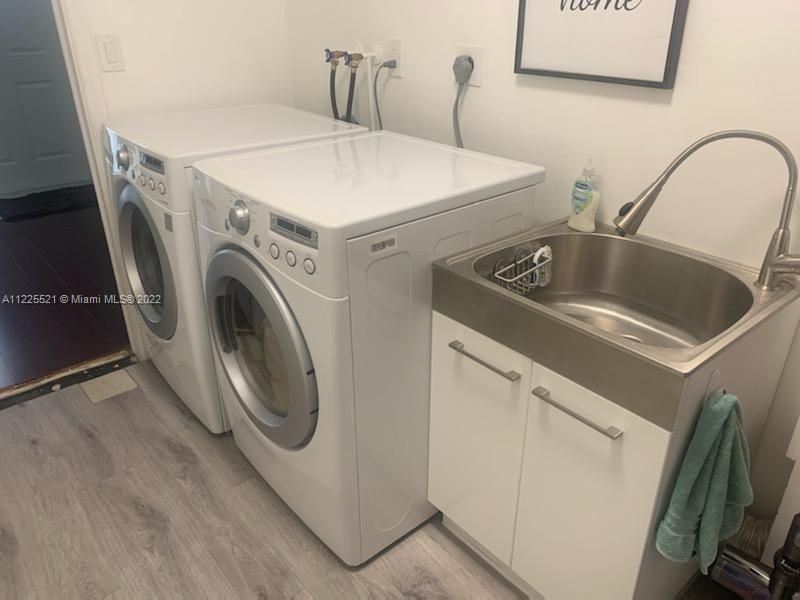 Vendido Recientemente: $330,000 (3 camas, 2 baños, 1861 Pies cuadrados)