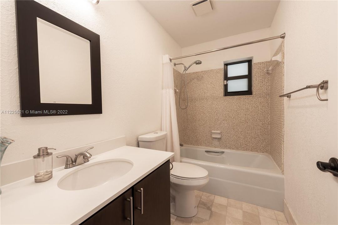 Vendido Recientemente: $330,000 (3 camas, 2 baños, 1861 Pies cuadrados)