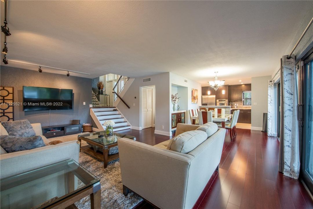 Vendido Recientemente: $330,000 (3 camas, 2 baños, 1861 Pies cuadrados)