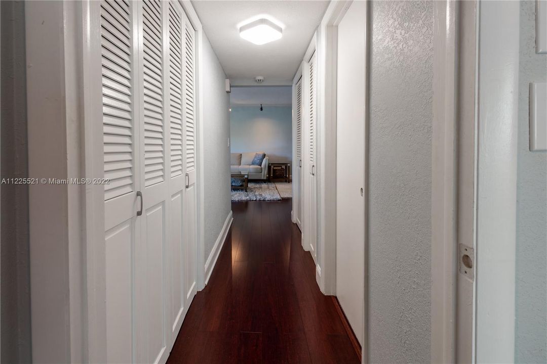 Vendido Recientemente: $330,000 (3 camas, 2 baños, 1861 Pies cuadrados)