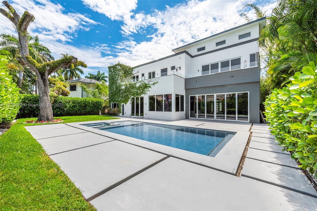 Recently Sold: $3,795,000 (5 beds, 5 baths, 5911 Square Feet)