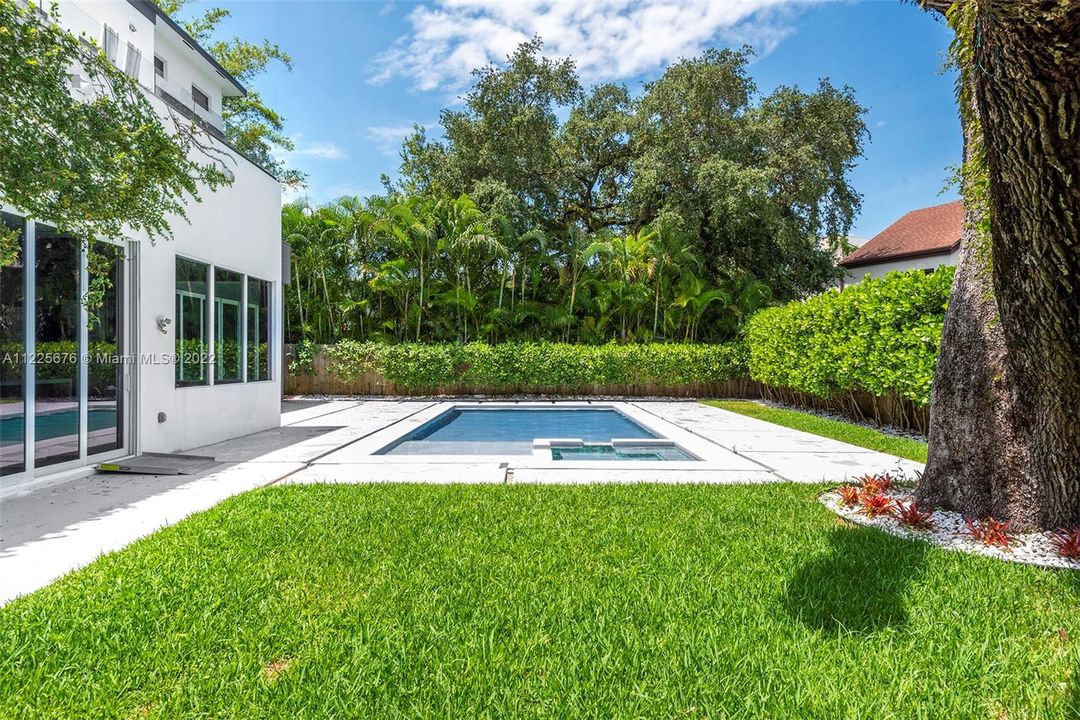 Recently Sold: $3,795,000 (5 beds, 5 baths, 5911 Square Feet)
