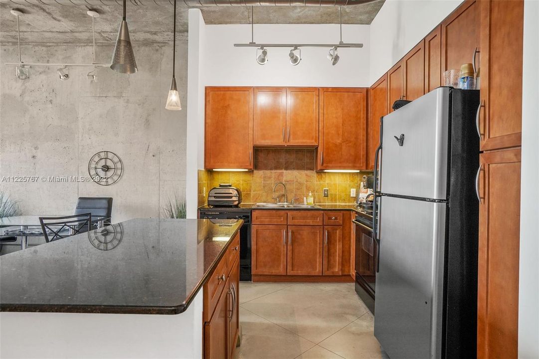Recently Sold: $360,000 (1 beds, 1 baths, 715 Square Feet)