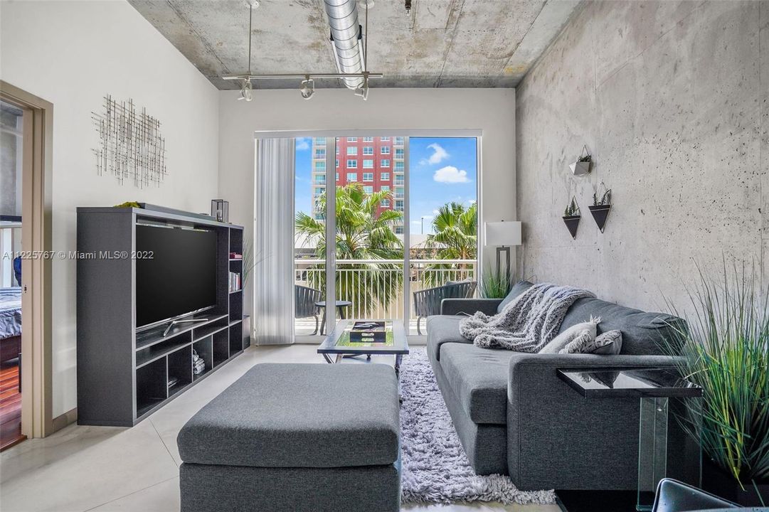 Recently Sold: $360,000 (1 beds, 1 baths, 715 Square Feet)