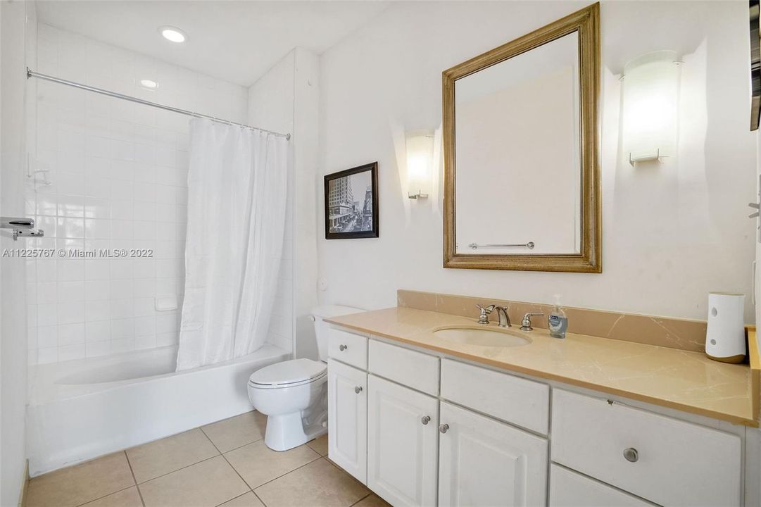最近售出: $360,000 (1 贝兹, 1 浴室, 715 平方英尺)