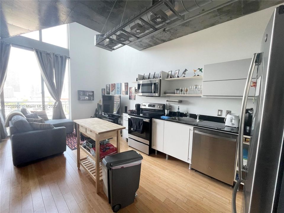 Recently Rented: $3,000 (1 beds, 1 baths, 795 Square Feet)