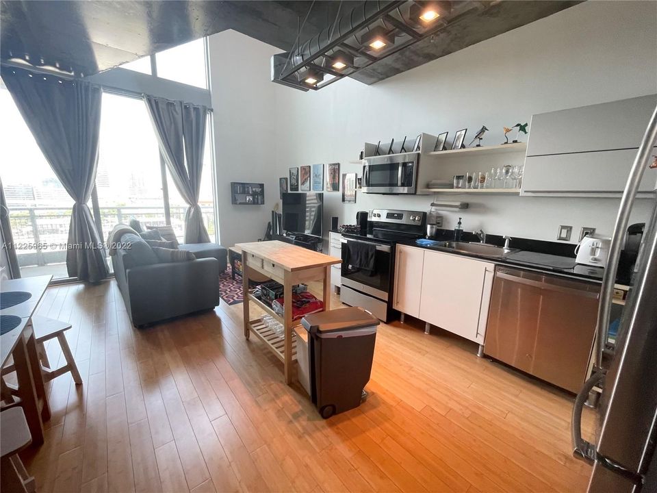 Recently Rented: $3,000 (1 beds, 1 baths, 795 Square Feet)