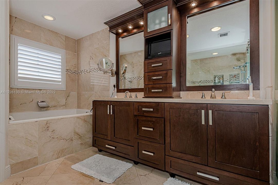 最近售出: $850,000 (3 贝兹, 2 浴室, 2634 平方英尺)