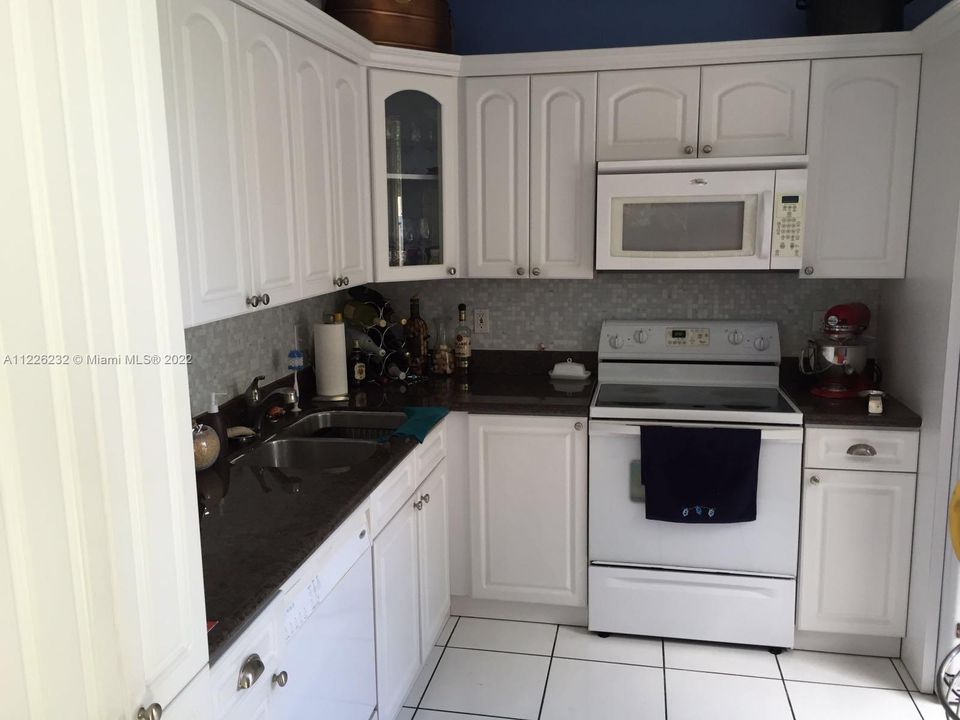 Recently Rented: $3,100 (3 beds, 2 baths, 1381 Square Feet)