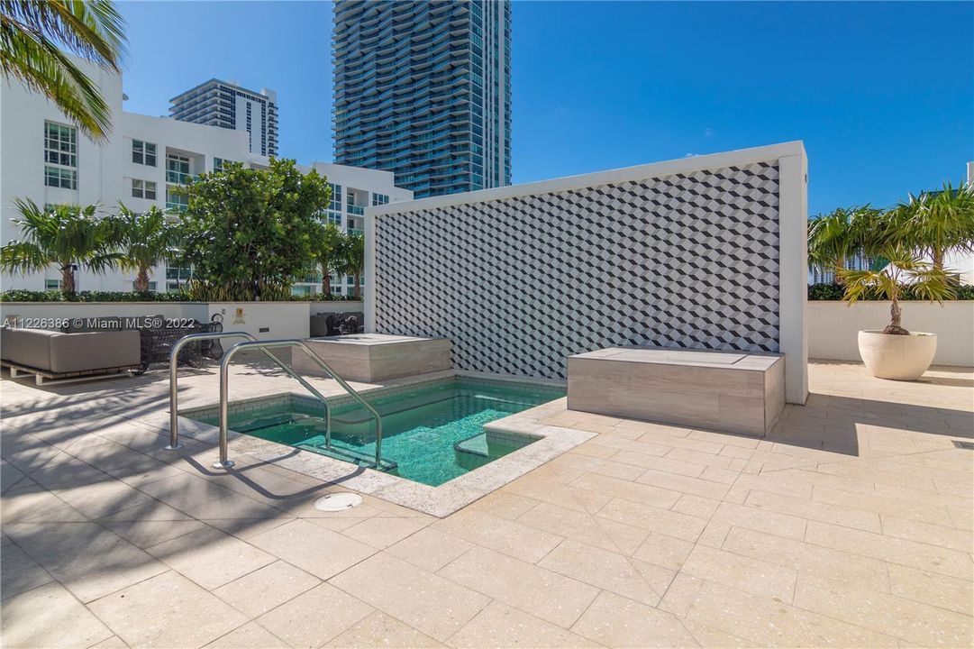 Recently Sold: $995,000 (2 beds, 3 baths, 1223 Square Feet)
