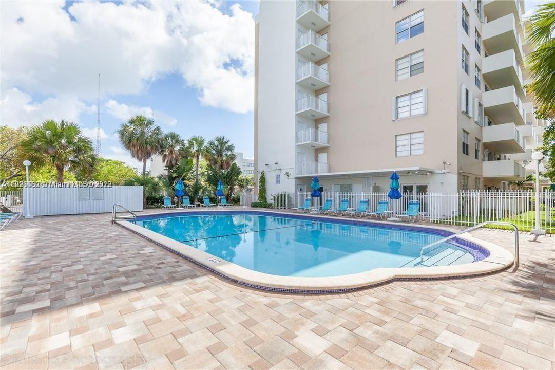 Recently Sold: $192,000 (1 beds, 1 baths, 817 Square Feet)