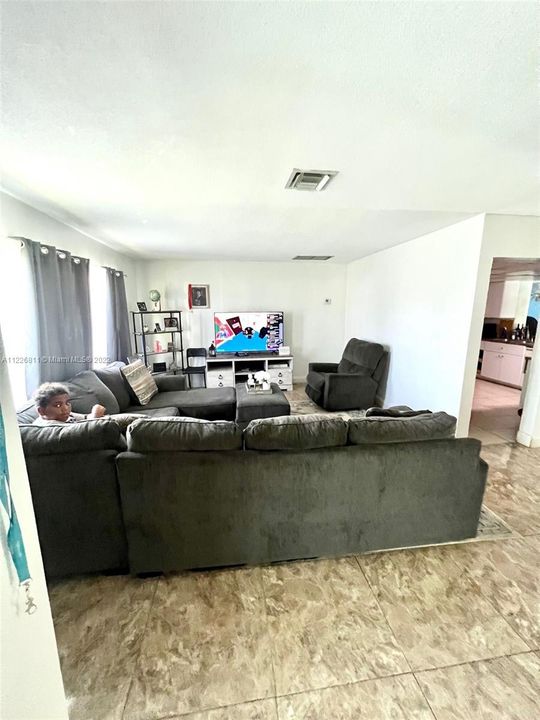 Недавно продано: $385,000 (3 спален, 2 ванн, 1707 Квадратных фут)