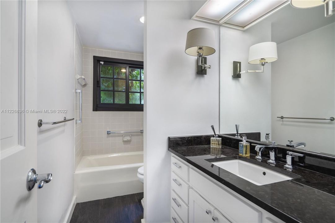 Recently Sold: $2,295,000 (2 beds, 3 baths, 3363 Square Feet)