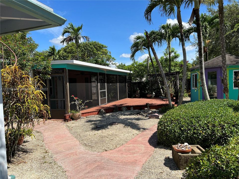 Recently Sold: $850,000 (5 beds, 2 baths, 1578 Square Feet)
