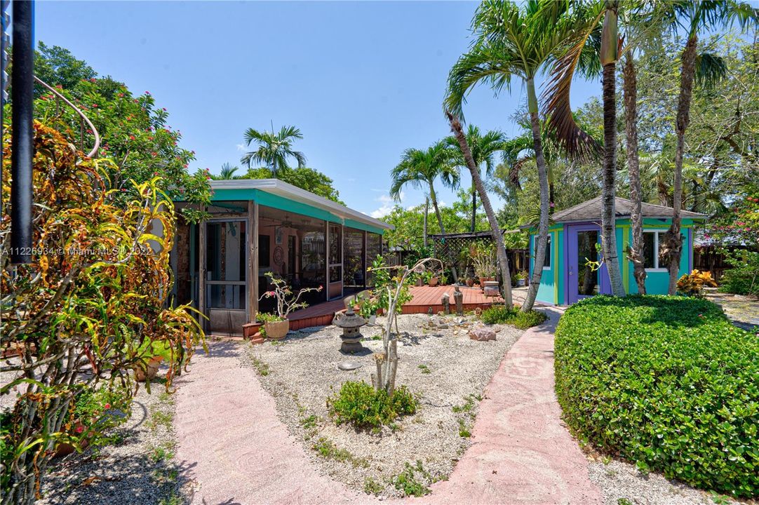 Recently Sold: $850,000 (5 beds, 2 baths, 1578 Square Feet)