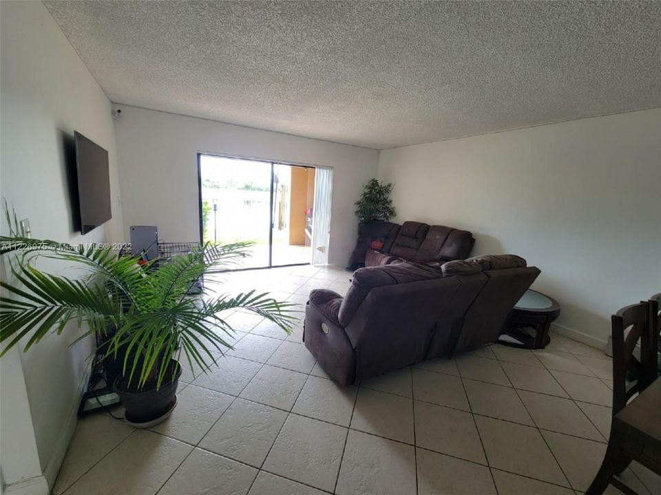 Recently Sold: $210,000 (2 beds, 2 baths, 927 Square Feet)