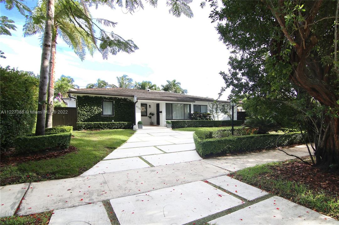 Recently Sold: $1,699,000 (4 beds, 3 baths, 2650 Square Feet)
