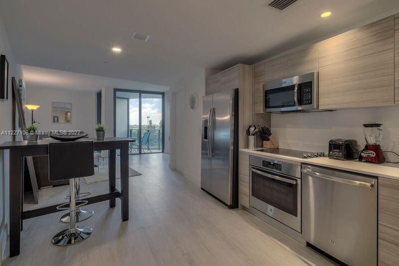 Recently Sold: $430,000 (1 beds, 1 baths, 681 Square Feet)