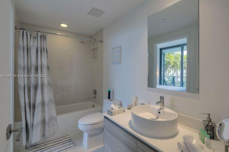 Recently Sold: $430,000 (1 beds, 1 baths, 681 Square Feet)