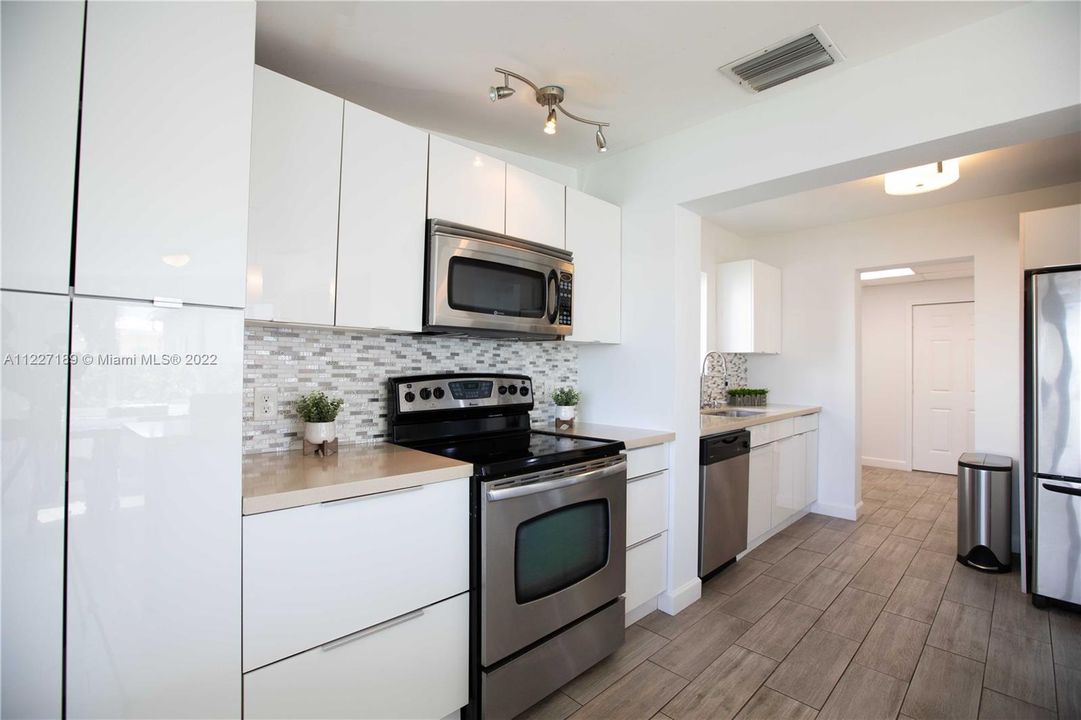 Recently Sold: $999,000 (2 beds, 2 baths, 1138 Square Feet)