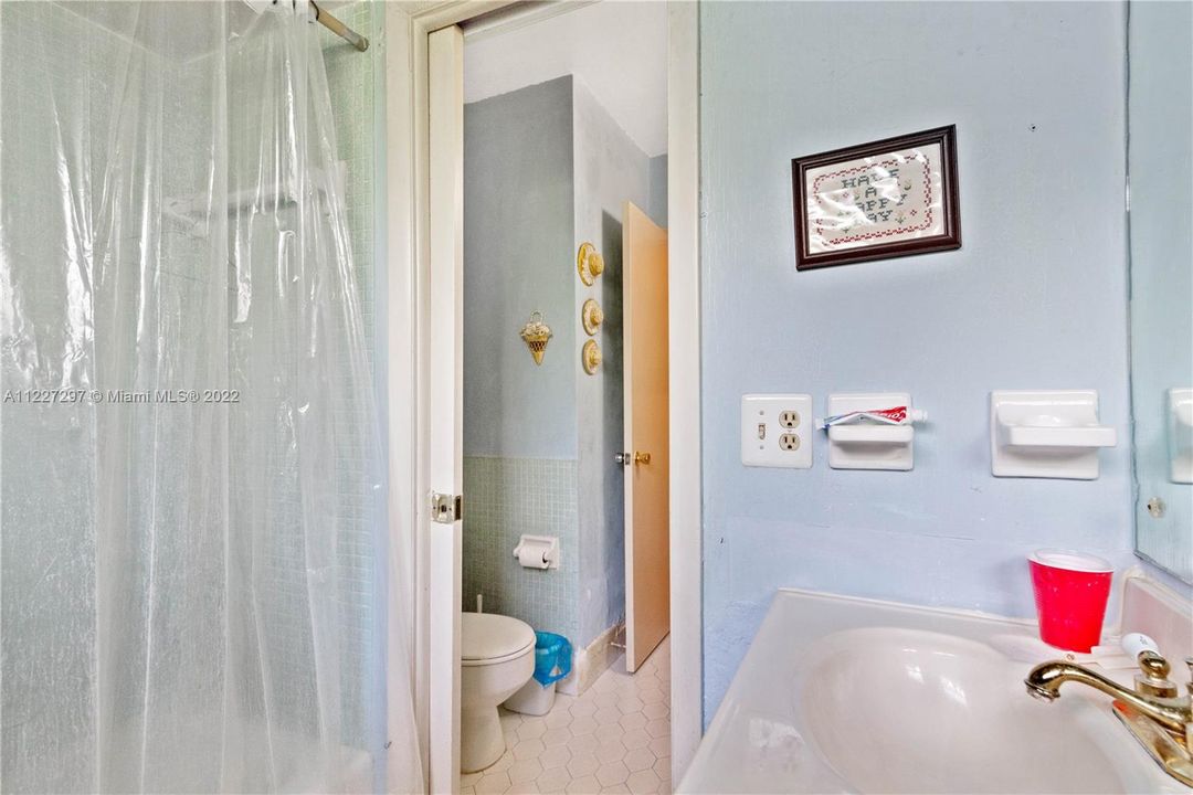 最近售出: $995,000 (4 贝兹, 2 浴室, 1698 平方英尺)