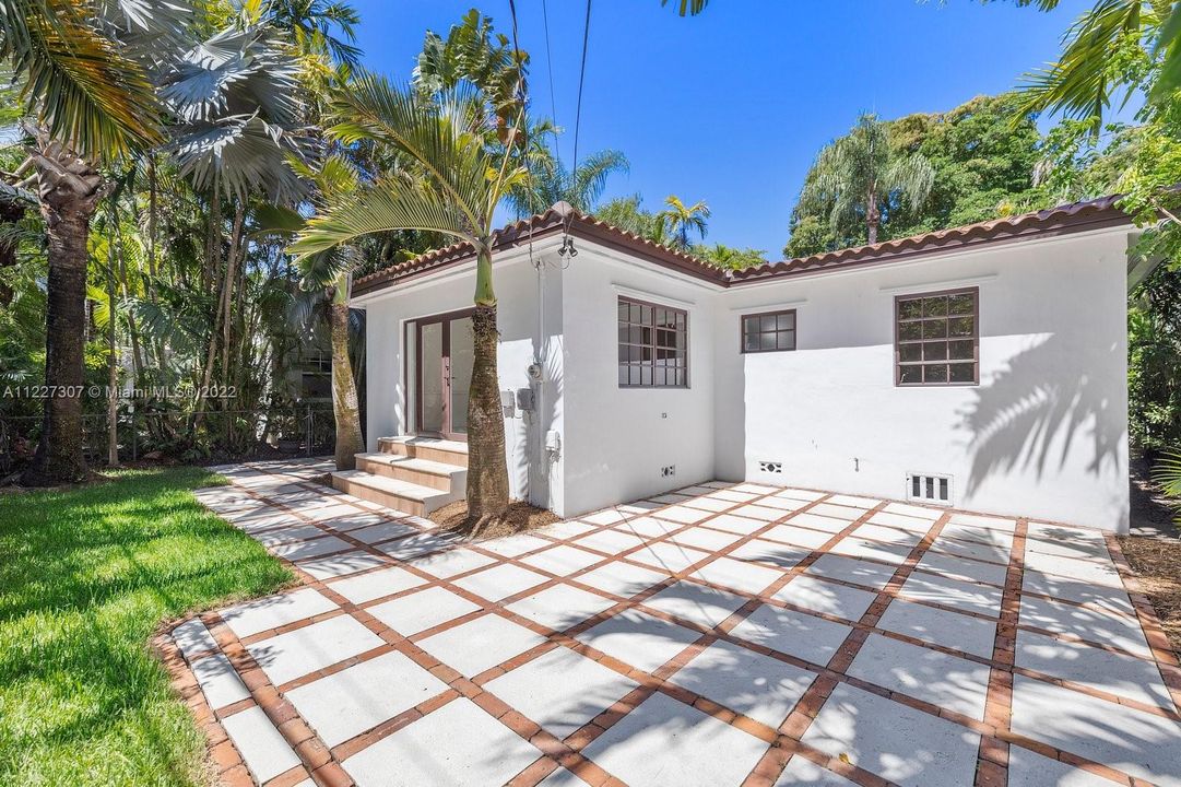 Recently Sold: $1,080,000 (3 beds, 2 baths, 1403 Square Feet)