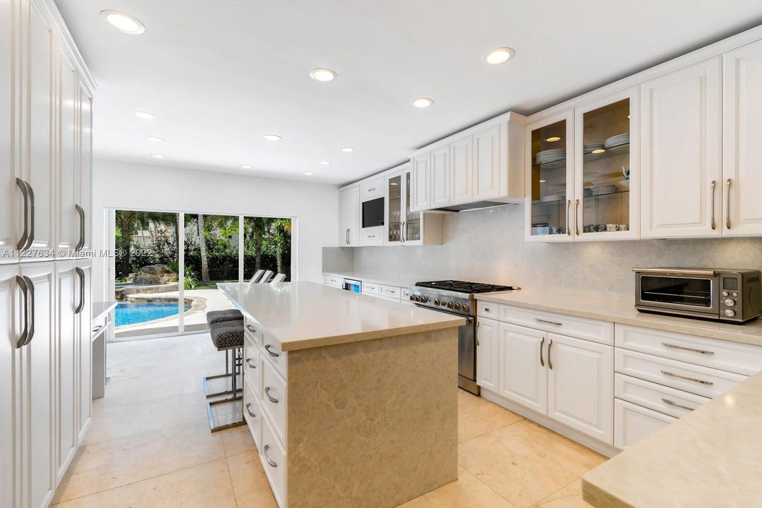 Recently Sold: $2,495,000 (3 beds, 3 baths, 2537 Square Feet)