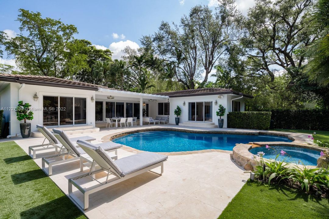 Recently Sold: $2,495,000 (3 beds, 3 baths, 2537 Square Feet)