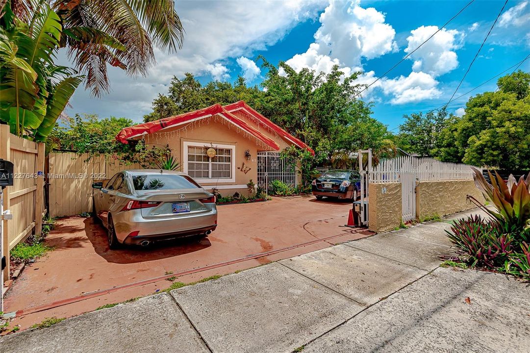 For Sale: $2,100,000 (3 beds, 2 baths, 1220 Square Feet)