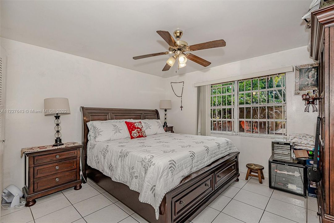 For Sale: $2,100,000 (3 beds, 2 baths, 1220 Square Feet)