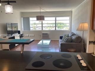 Recently Rented: $1,900 (1 beds, 1 baths, 639 Square Feet)
