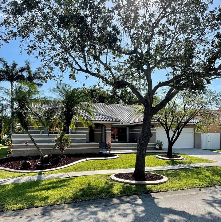 Recently Sold: $649,900 (4 beds, 2 baths, 2460 Square Feet)