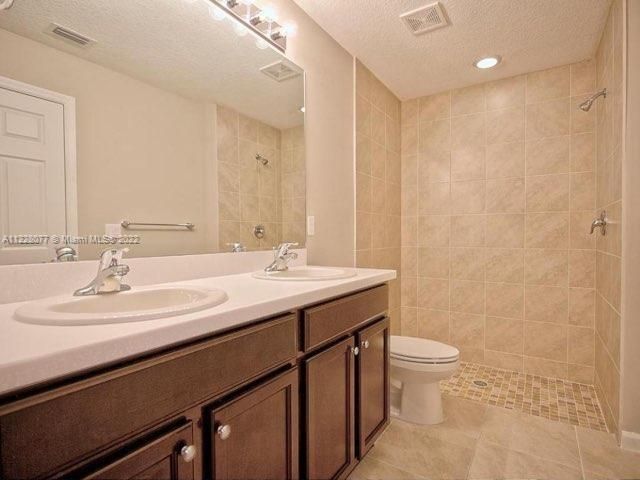 MAIN BATHROOM 1