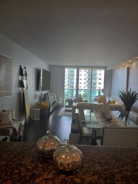 Recently Sold: $357,000 (1 beds, 1 baths, 1005 Square Feet)