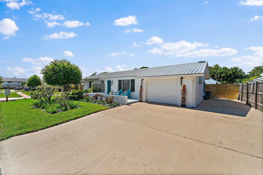 Extra Large Driveway w/ Boat Storage