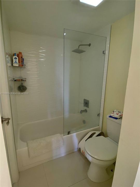 bath tub,modern shower head