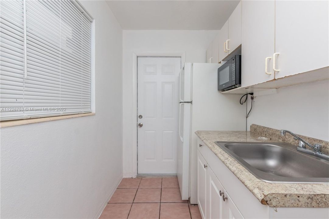 Recently Rented: $1,300 (0 beds, 1 baths, 420 Square Feet)