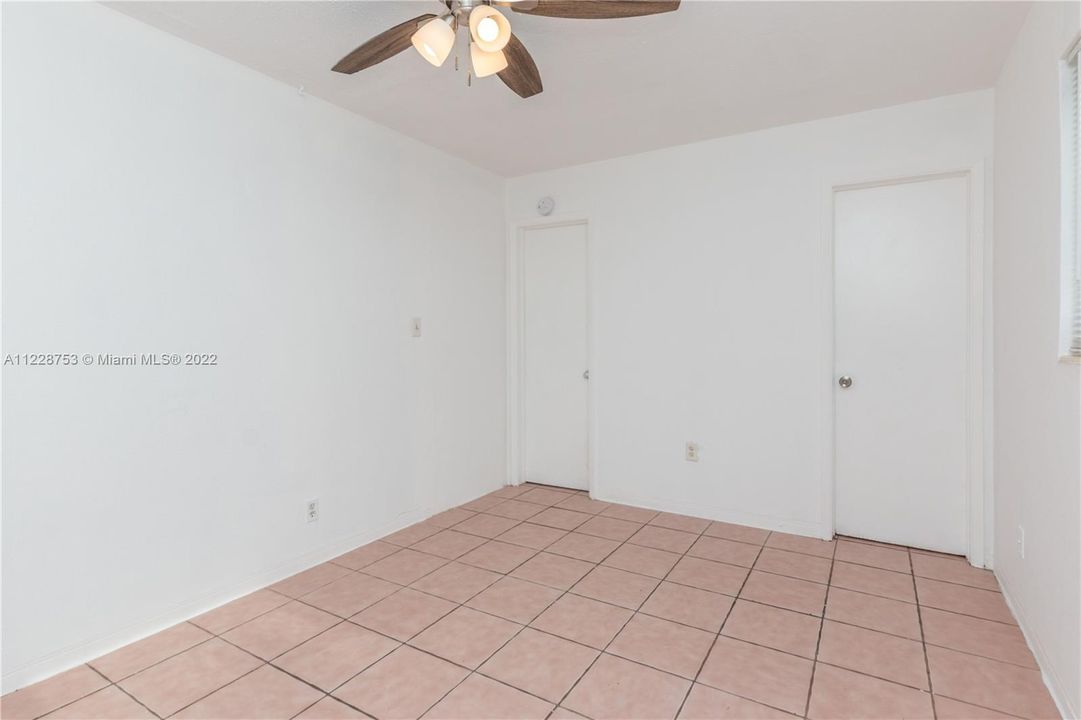 Recently Rented: $1,300 (0 beds, 1 baths, 420 Square Feet)