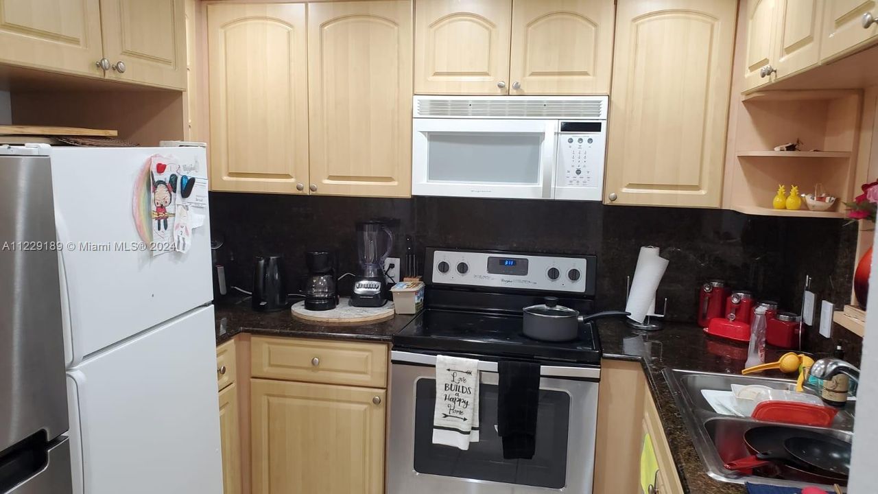 For Sale: $245,000 (1 beds, 1 baths, 741 Square Feet)