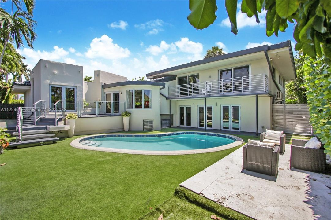 Recently Sold: $3,599,000 (5 beds, 4 baths, 3562 Square Feet)