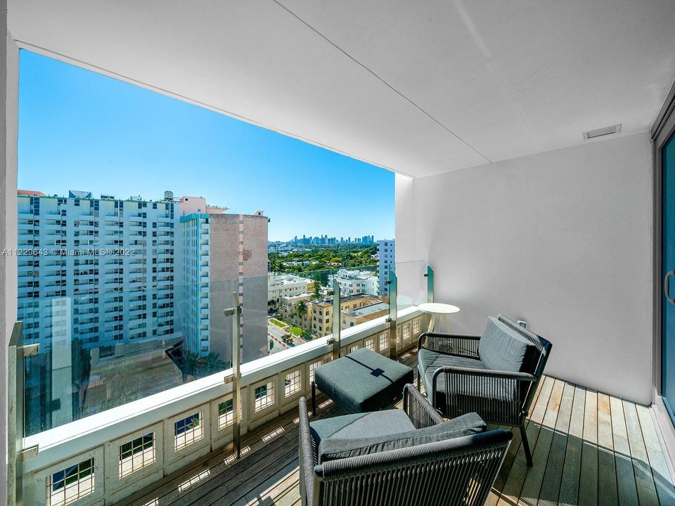 Recently Sold: $3,380,000 (2 beds, 2 baths, 1493 Square Feet)