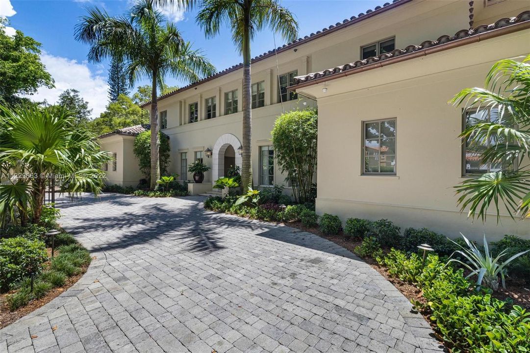 Recently Sold: $5,000,000 (6 beds, 7 baths, 6115 Square Feet)