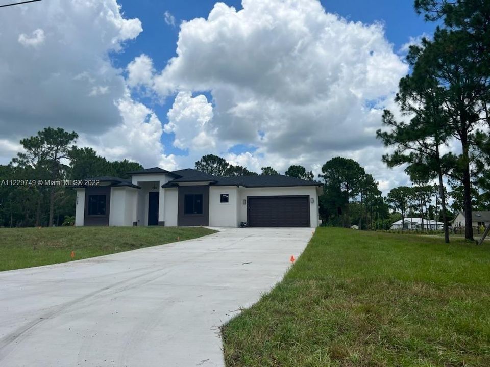 Недавно продано: $759,000 (4 спален, 3 ванн, 2385 Квадратных фут)