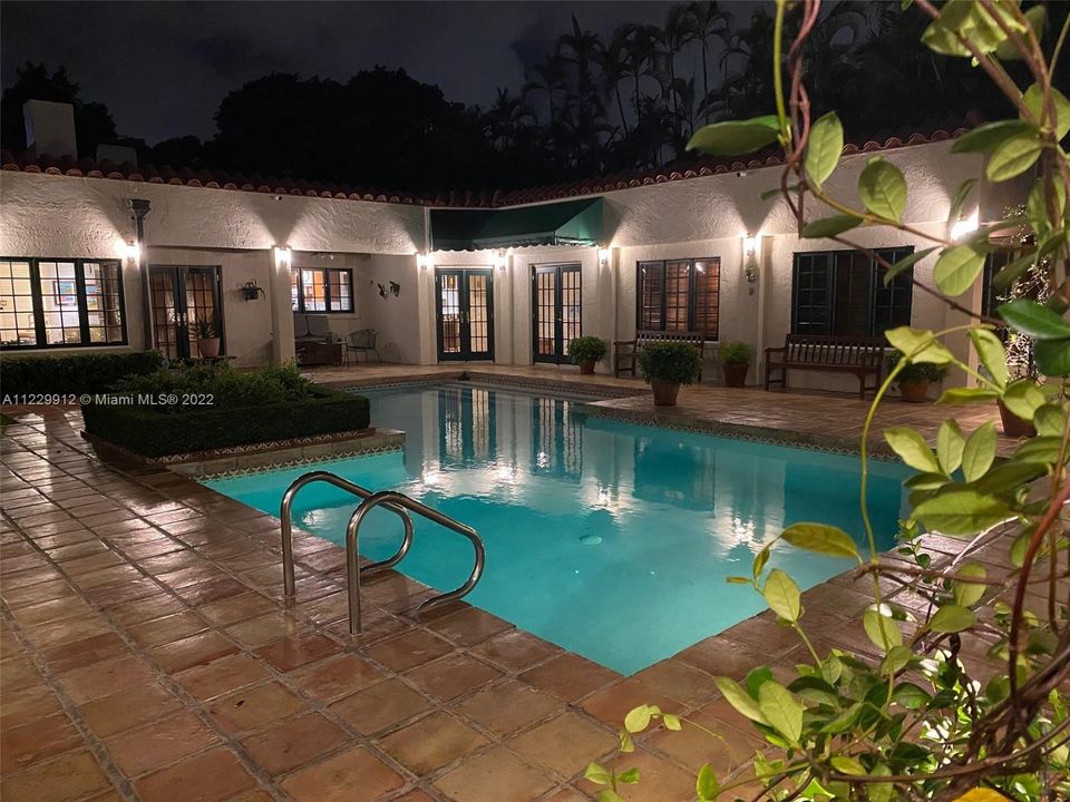 Recently Sold: $2,900,000 (5 beds, 4 baths, 3142 Square Feet)