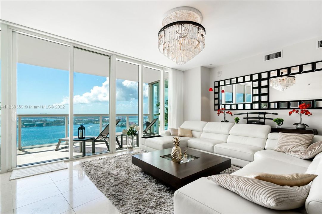 Recently Sold: $3,200,000 (3 beds, 3 baths, 2158 Square Feet)