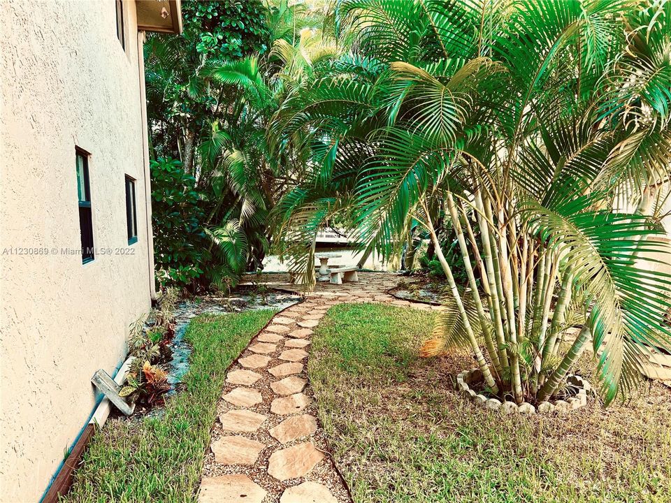 Recently Sold: $259,000 (2 beds, 2 baths, 761 Square Feet)